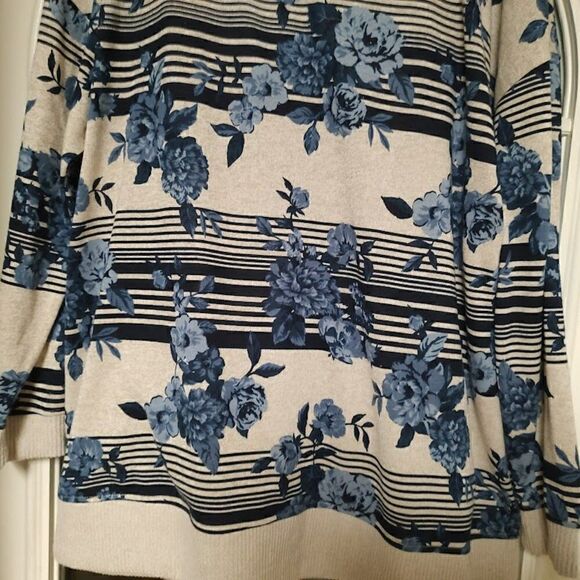 New Absolutely Famous Gray Blue Flowered Long Sleeved Tunic Top Size Women's 3X - Picture 3 of 3